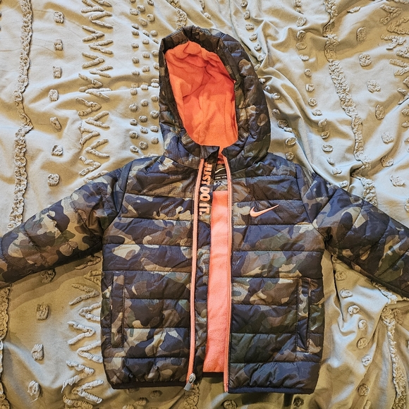 Toddler Boys Nike Puffer Jacket with hood - Picture 3 of 3